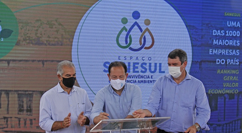 Reinaldo Azambuja, Walter Carneiro Junior e Eduardo Riedel em ato na Capital - Foto: Divulgação